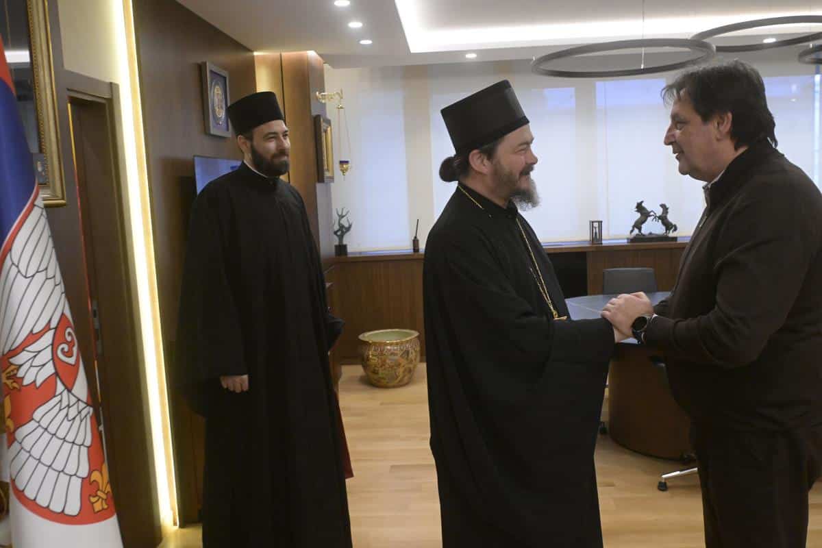 RAZGOVOR O VERSKOJ SLUŽBI U VOJSCI SRBIJE, NJENOM ZNAČAJU I DELATNOSTIMA: Ministar odbrane Bratislav Gašić sastao se sa episkopom lipljanskim i vojnim Dositejem