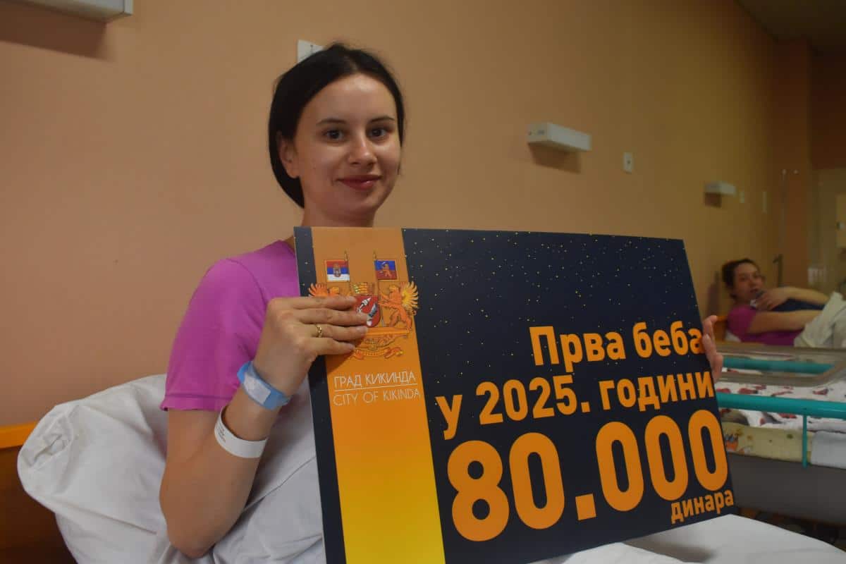 KAO U PESMI, RODIO SE U PET DO PET! Prva beba u Kikindi, treća u porodici: Mami Tijani od grada uručen ček na 80.000 dinara (FOTO)