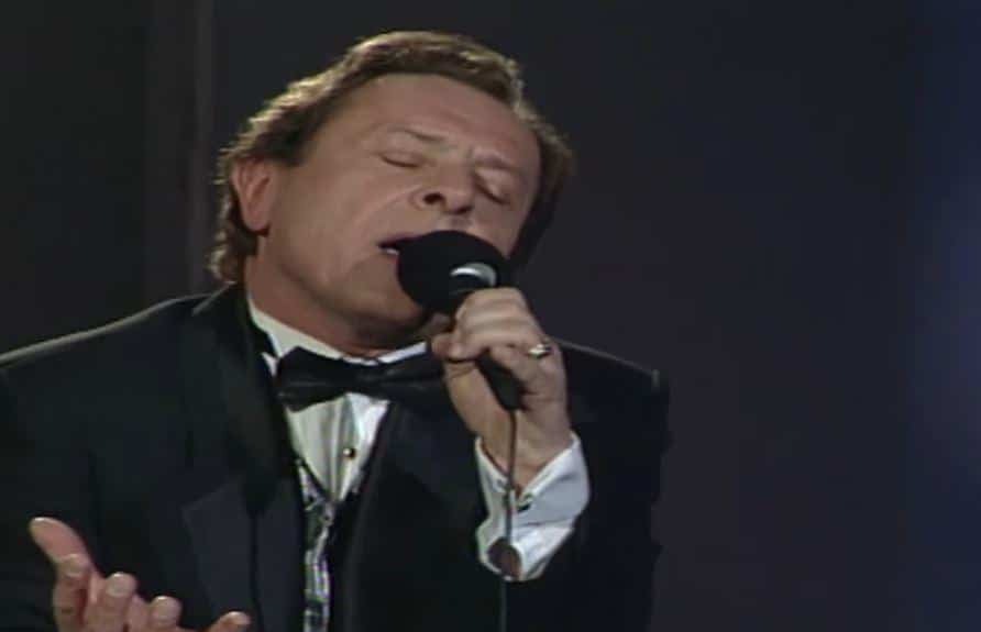 VENČALI SE KAD JE ON IMAO 79, ONA 29! Pevaču je Sara ČETVRTA žena, svi su sumnjali u brak sa 42 godine mlađom, a s ovom muzičkom legendom ima sina