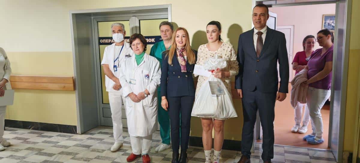 PRVOROĐENA BEBA U LAZAREVOM GRADU JE DEVOJČICA, A ZA TRI DANA ROĐENO UKUPNO 9 BEBA Gradonačelnik i pomoćnica ministarke posetili Opštu bolnicu Kruševac (FOTO)