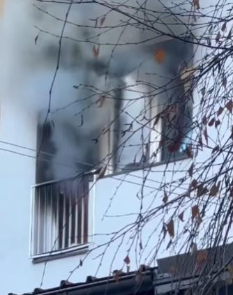 CRNI DIM KULJA KROZ PROZOR! Požar u centru Užica: Zapalio se stan, vatrogasci na terenu (FOTO, VIDEO)