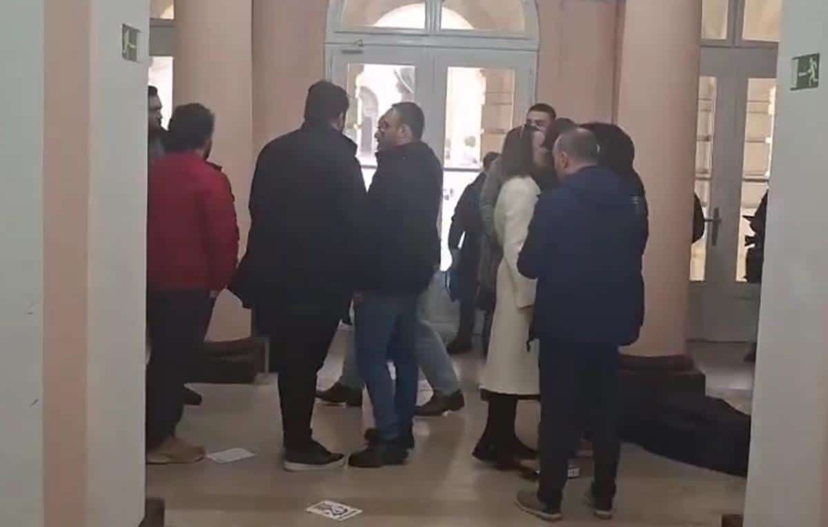 OPOZICIONI ODBORNICI UPALI U GRADSKU KUĆU I SKUPŠTINU GRADA U NOVOM SADU! Blokirali ulaze u zgradu i kancelariju gradonačelnika, reagovala policija