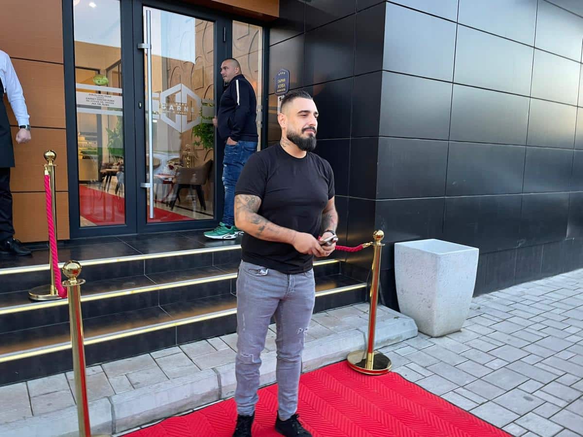 “ODAVNO ZNA DA TREBA DA SE OPERIŠE, DUGO IMA PROBLEM” Oglasila se supruga Darka Lazića i otkrila detalje njegovog stanja: Nema čega da se boji, biće mu bolje