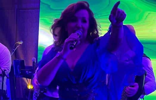 ANA BEKUTA PEVALA ZA ELITU! Hotel u Petrovcu krcat od ljudi, pogledajte nezapamćenu atmosferu! (VIDEO)