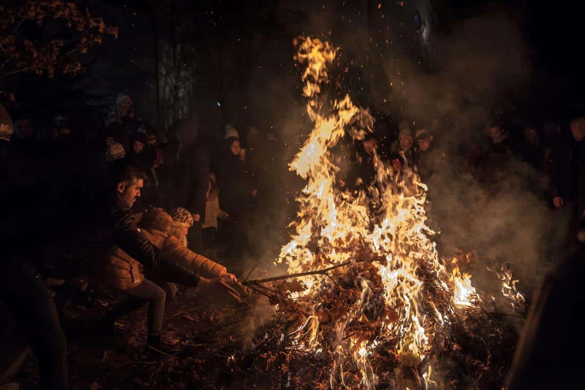 Zašto se večeras pali Badnjak ispred crkve? Ova tradicija ima posebno značenje