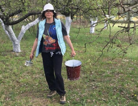 “Motika je čudo!” Ovo je seosko imanje naše čuvene glumice koja je život u prestonici zamenila selom: Muze koze, okopava baštu i uživa (FOTO)