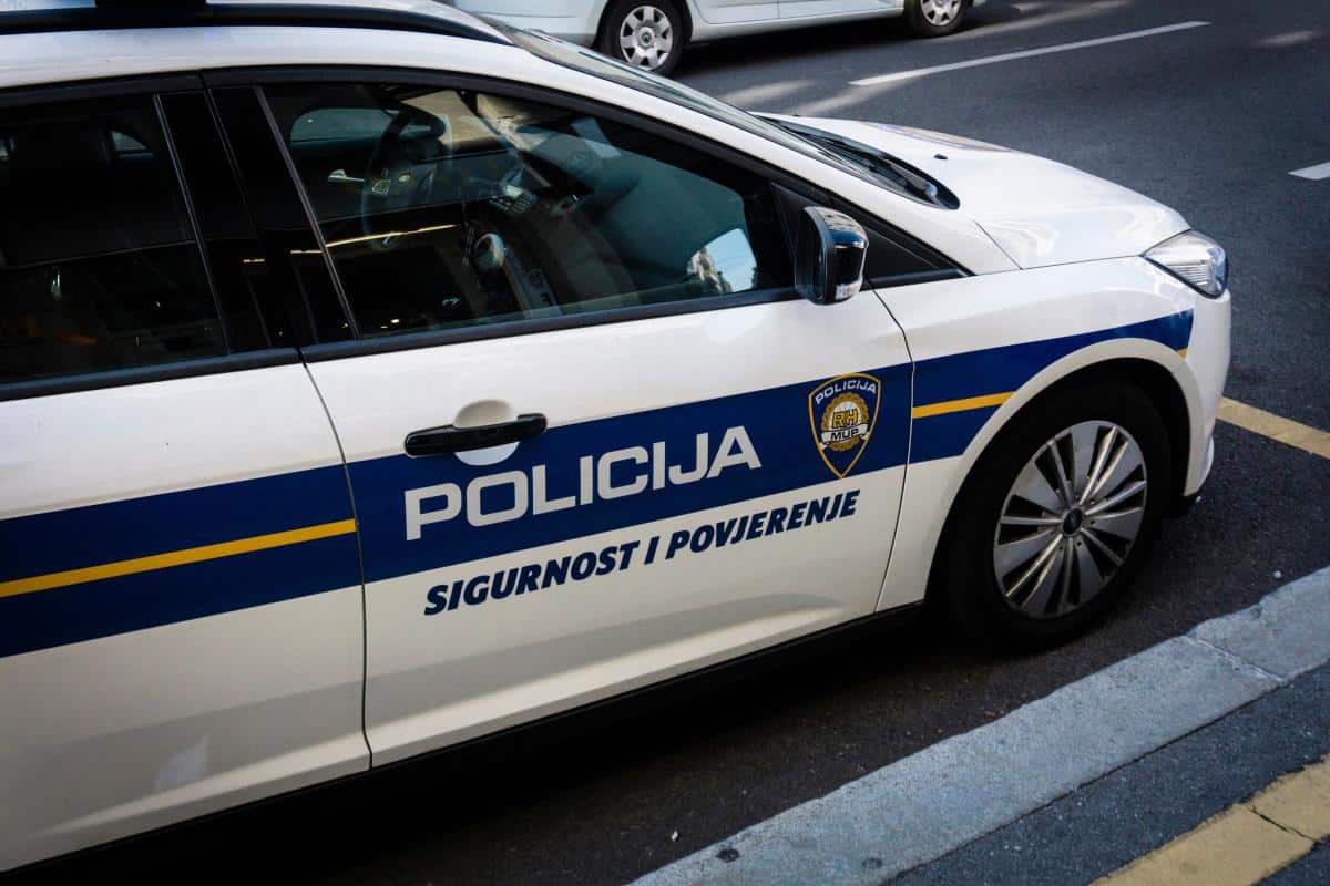 NEPOZNATI ČOVEK DEČAKU DAO KESU I REKAO MU DA SU BOMBONE, UNUTRA BIO OTROV! Jeziv slučaj, evo kako se dete spasilo