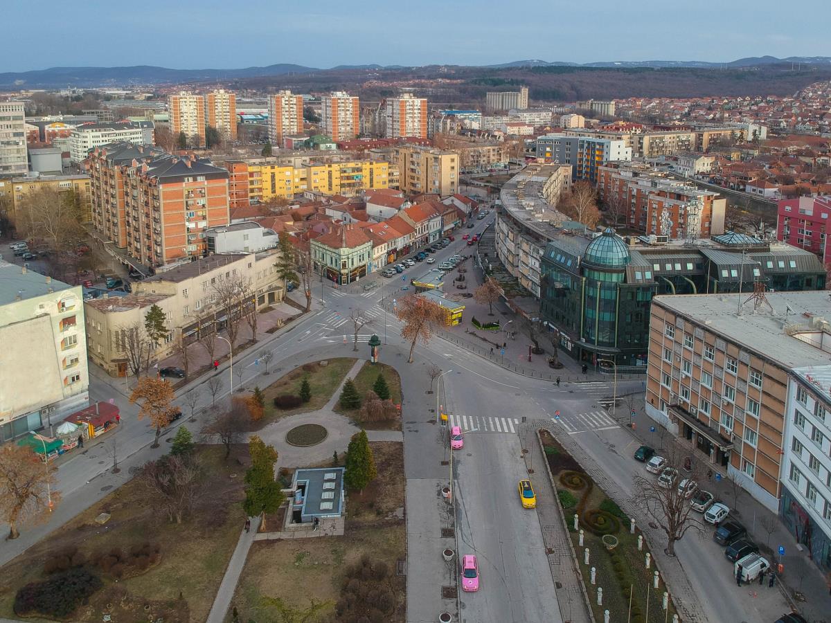 “NE GOJI SE PRASE UOČI BOŽIĆA” Crno prase ispalo iz prikolice u centru Kragujevca, pa “uletelo” u dvorište: Kad je došao usplahireni vlasnik, usledila JURNJAVA