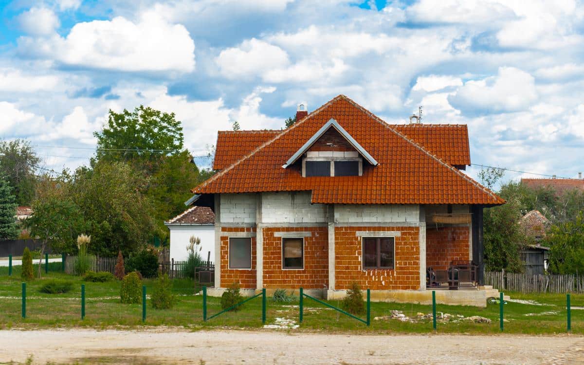 Porodica iz Srbije ispred kuće zatekla prazne saksije, po fasadi ljuske od jaja! Progovorili i sve izneli javno! Sledili se kad su saznali o čemu je reč