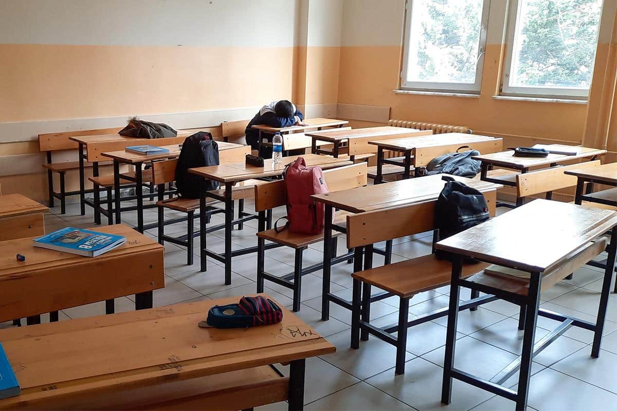 “UKOLIKO MU ZAFALI DLAKA S GLAVE, POBIĆU VAS SVE” Jezivi detalji drame u školi u Rakovici: Nakon što je muškarac priveden, urađen alkotest