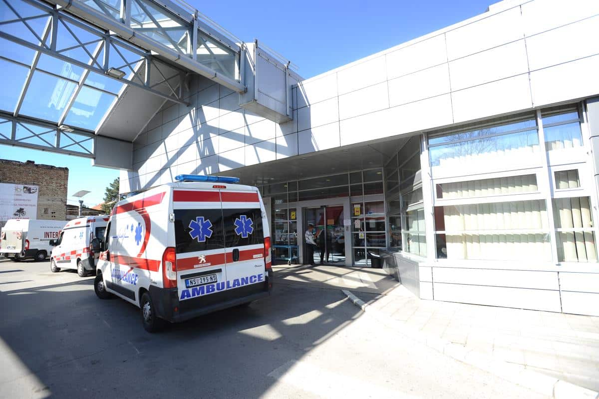 KCV: Pacijenti teško povređeni u padu nadstrešnice na Železničkoj stanici u Novom Sadu u stabilnom stanju