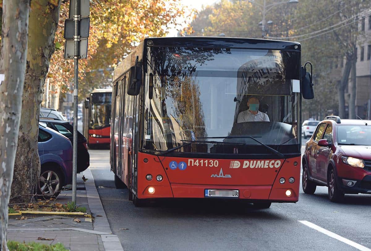 SUDARILI SE AUTOBUS I AUTOMOBIL NA AUTOKOMANDI! U saobraćajnoj nesreći u Beogradu ima povređenih, reagovala i Hitna pomoć