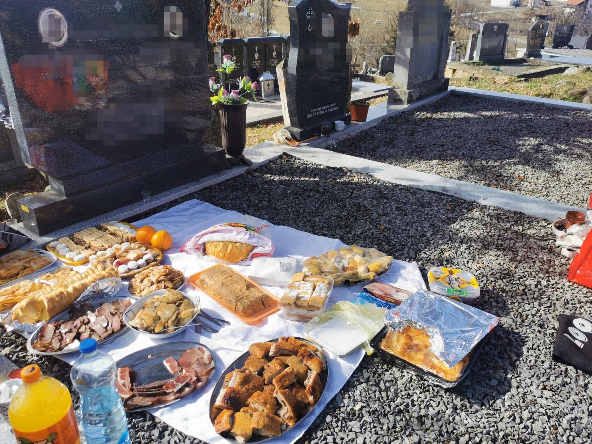 Srbi na grob za Zadušnice prostiru stolnjake kao da je slava: Sveštenik otkrio koji je stav Srpske pravoslavne crkve o bizarnom običaju