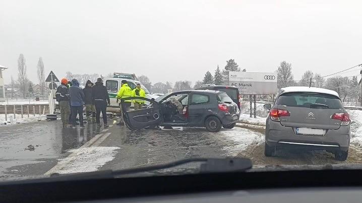 DEVOJKA POVREĐENA U SAOBRAĆAJNOJ NESREĆI: Težak sudar auta i kamiona na putu Kraljevo-Vrnjačka Banja (FOTO)