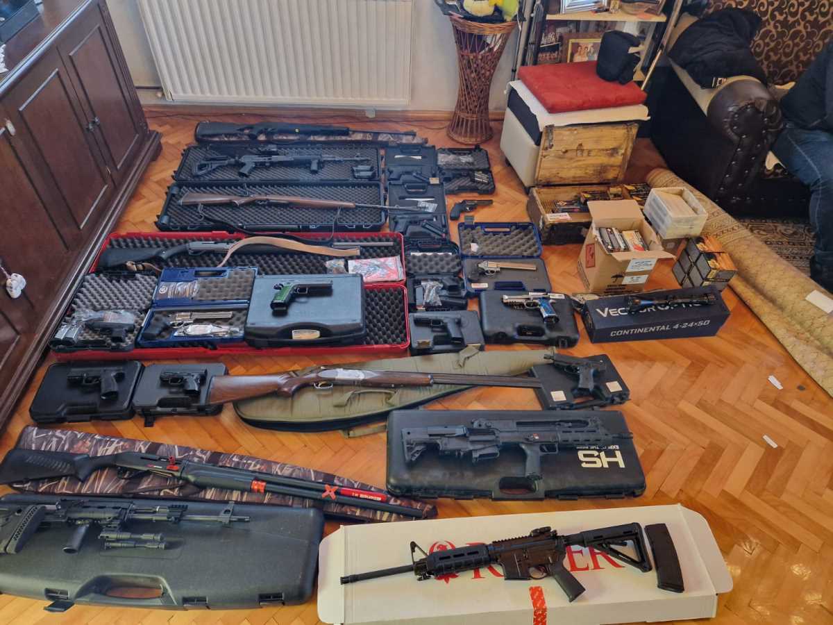 S OVIM JE MOGAO DA POBIJE POLA GRADA: Policija upala u kuću osumnjičenog u Danilovgradu, pronašli arsenal oružja! Već je hapšen na podgoričkom aerodromu! (FOTO)