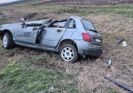 TEŠKA NESREĆA KOD TEMERINA! Automobil sleteo s puta, vozač teško povređen (FOTO)