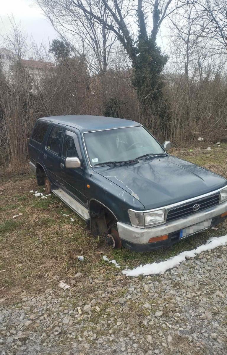 IŠLI REDOM I KRALI PNEUMATIKE SA ALU FELNAMA Uhapšeni mladići iz Loznice (FOTO)