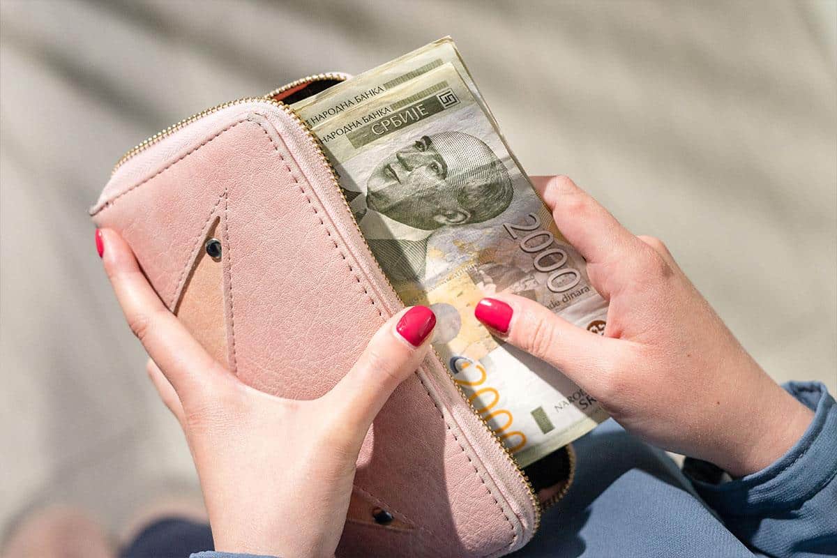 “Klepa” na foru staru 50 godina! Snimljena žena koja u Beogradu vara ljude: Ojadi ih u sekundi da i ne primete, ali mnogi provalili njen trik