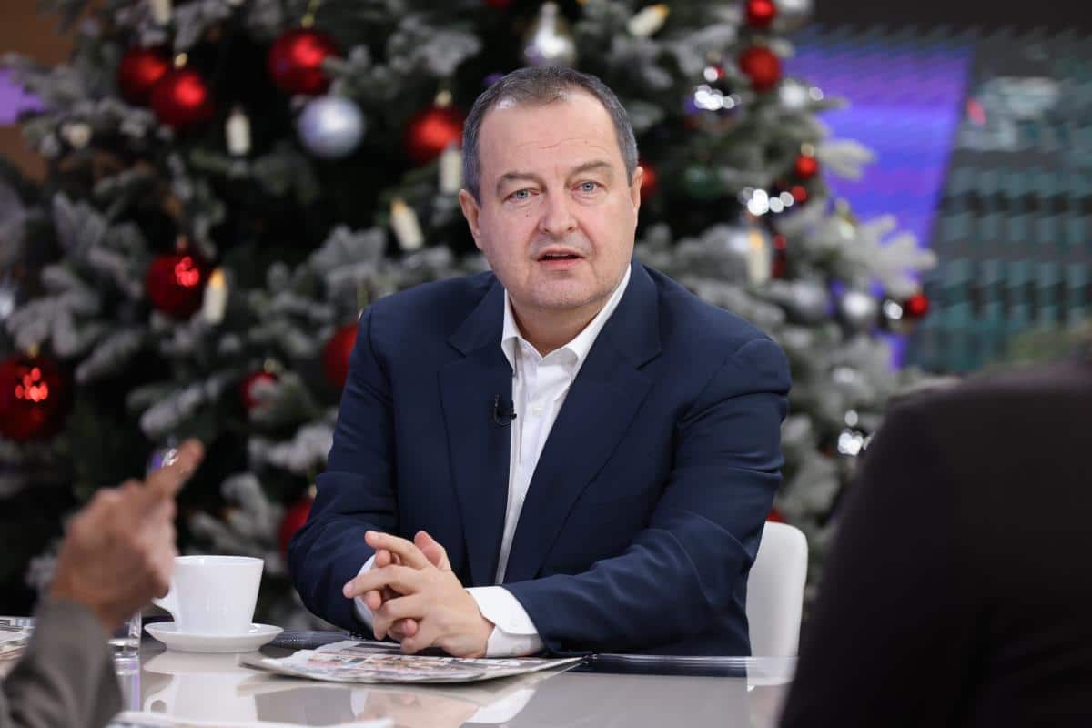 DRŽAVLJANIN SRBIJE UHAPŠEN U SKOPLJU PO MEĐUNARODNOJ POTERNICI! Tereti se za ratne zločine od pre 26 godina kod Uroševca, oglasio se ministar Ivica Dačić!