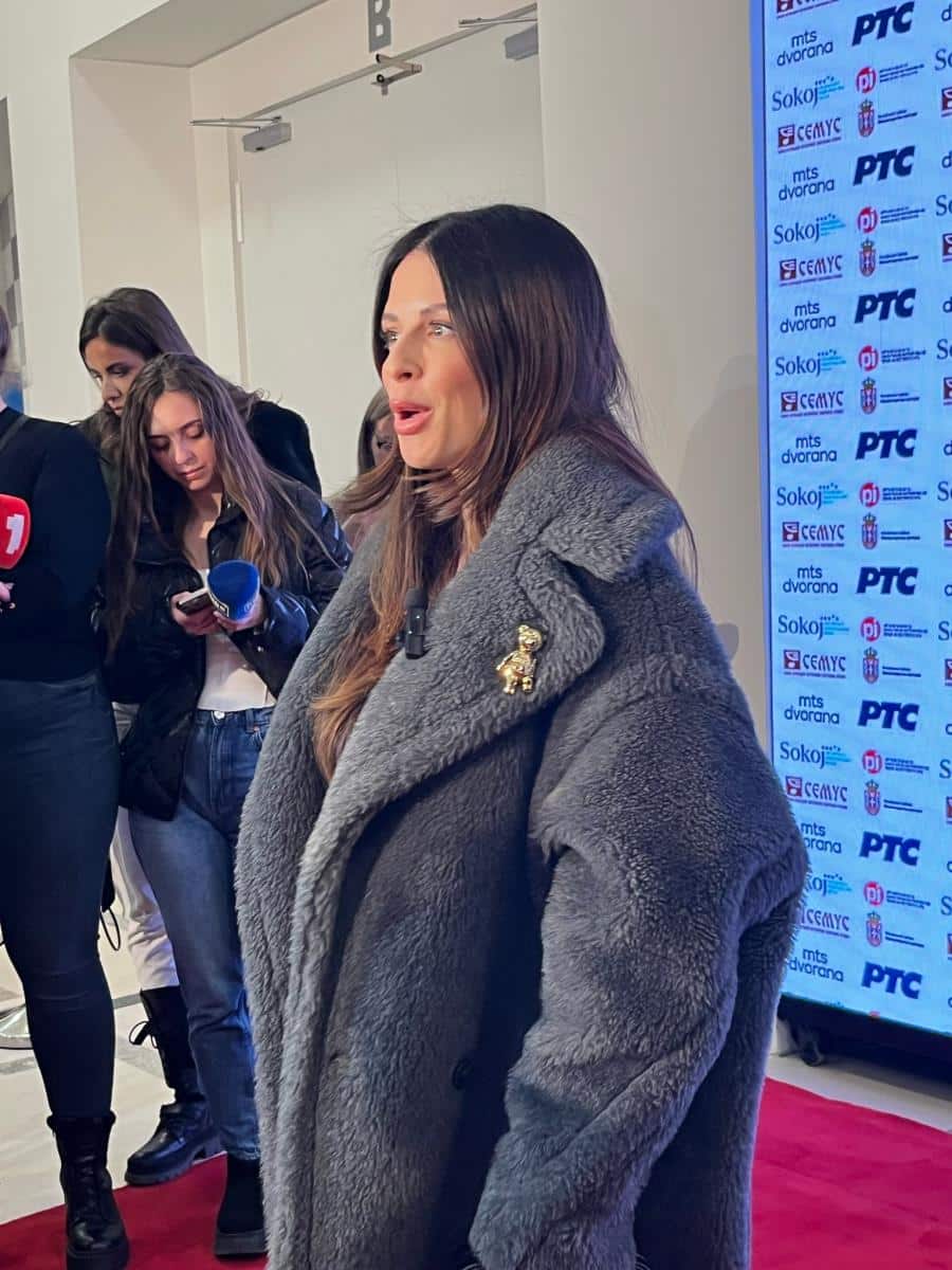 AFERE, SKANDALI, PRELJUBE, RAZVOD… Ana Sević je pevačica i voditeljka, a evo šta je nekad radila da bi zaradila za život