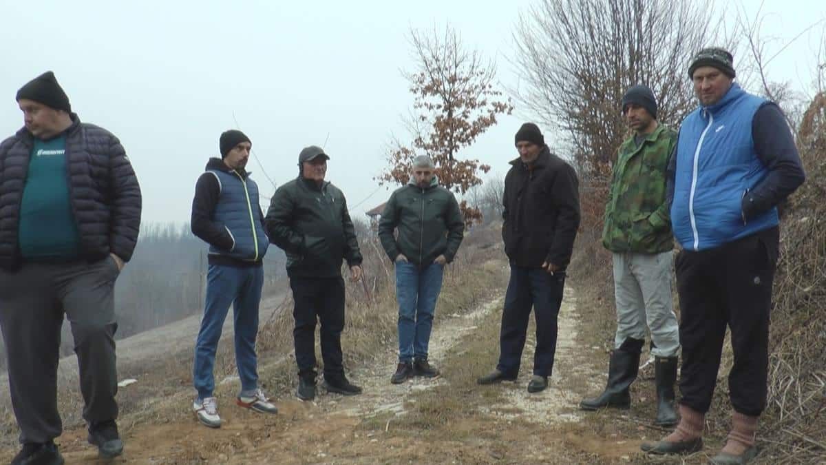 ŠOK U IVANJICI, OSVANUO KRST SA UPOZORENJEM POPUT KLETVE: Slika obišla Srbiju, a ono što na njemu piše PRESTRAVILO MEŠTANE! Reči aludiraju na smrt (FOTO)