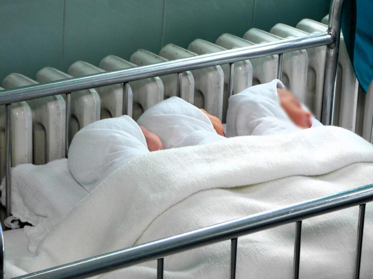 OBRADOVALI RODITELJE: Za mioničke bebe po 60.000 dinara, besplatna kolica i auto- sedišta