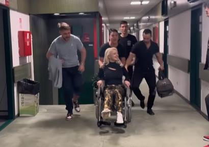 MAJA NIKOLIĆ U KOLICIMA DOLAZI IZ BOLNICE NA PROBU! Snimak pevaice pred poslednje pripreme za PZE: Da ne bude da sam se džabe polomila! (FOTO)