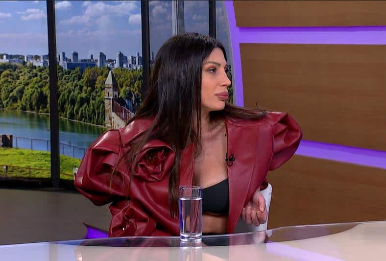 “NIKO NIJE PRIMETIO, ALI NJEMU SU PUKLE PANTALONE POSRED ZADNJICE” Modna kreatorka za Kurir televiziju komentariše stajlinge za PZE 2025. (VIDEO)