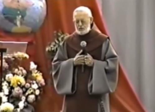 Sveštenik se srušio i umro usred bogosluženja: Njegove poslednje reči odzvanjale su crkvom, a mnogi su ovo shvatili kao jaku poruku Svevišnjeg (VIDEO)