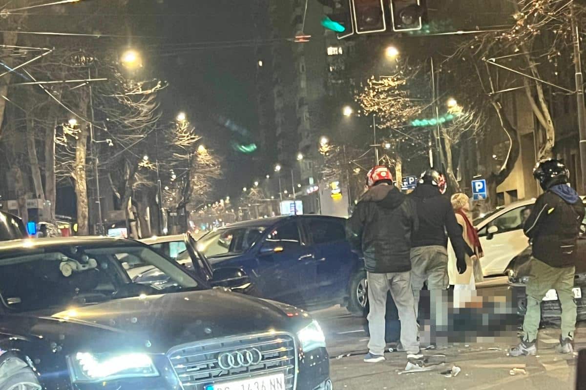 TEŠKA SAOBRAĆAJNA NESREĆA U TAKOVSKOJ Oboren motociklista, srča svuda po putu (FOTO)