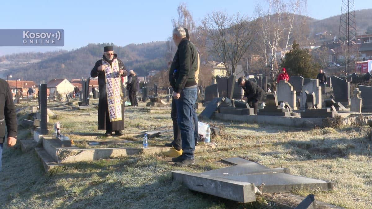 SPOMENICI PORUŠENI, GROBLJE ZARASLO U KOROVU: Srbi na Zadušnice obišli groblje u Južnoj Mitrovici “OVO BOLI”