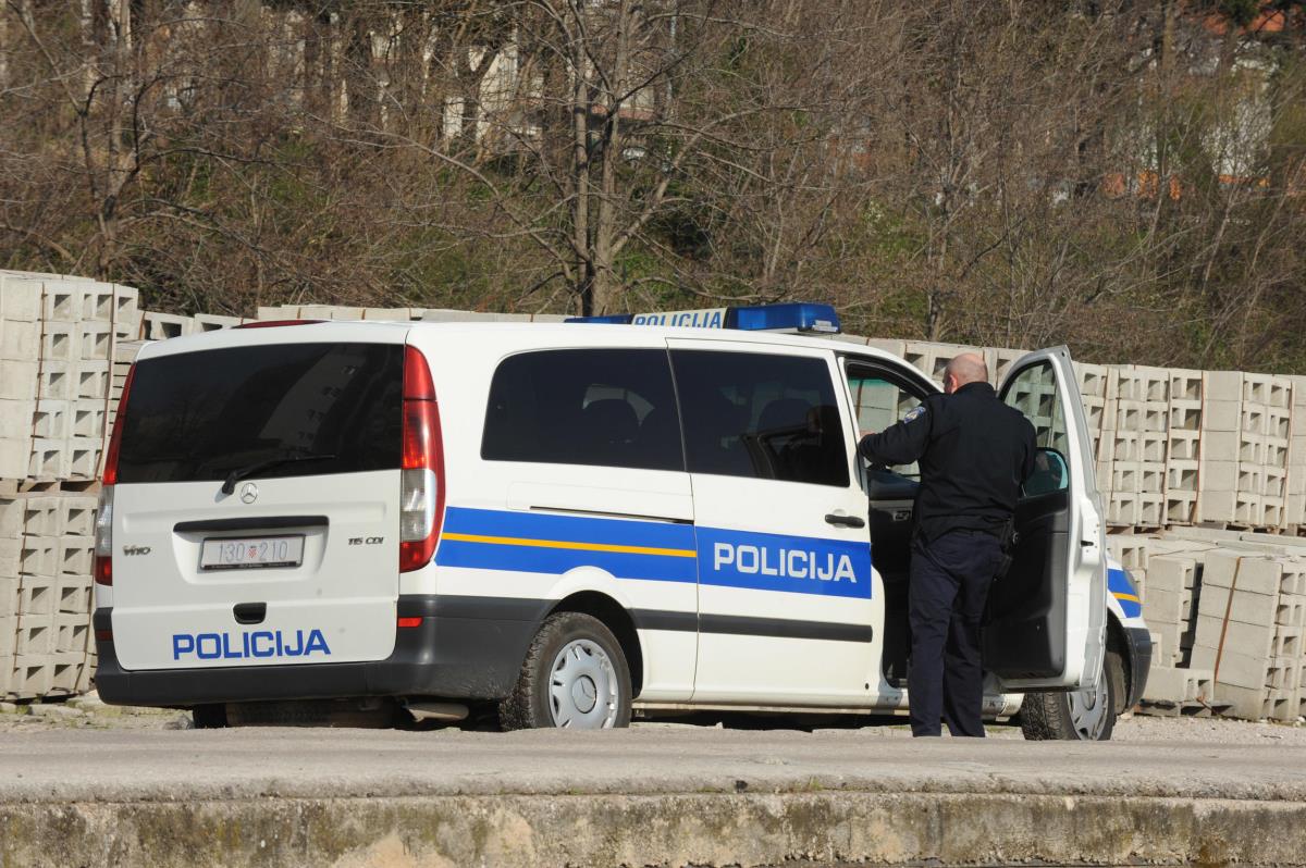 TEŠKA SAOBRAĆAJNA NESREĆA KOD SRPCA! Poginuo muškarac, teretnim vozilom sleteo sa puta!
