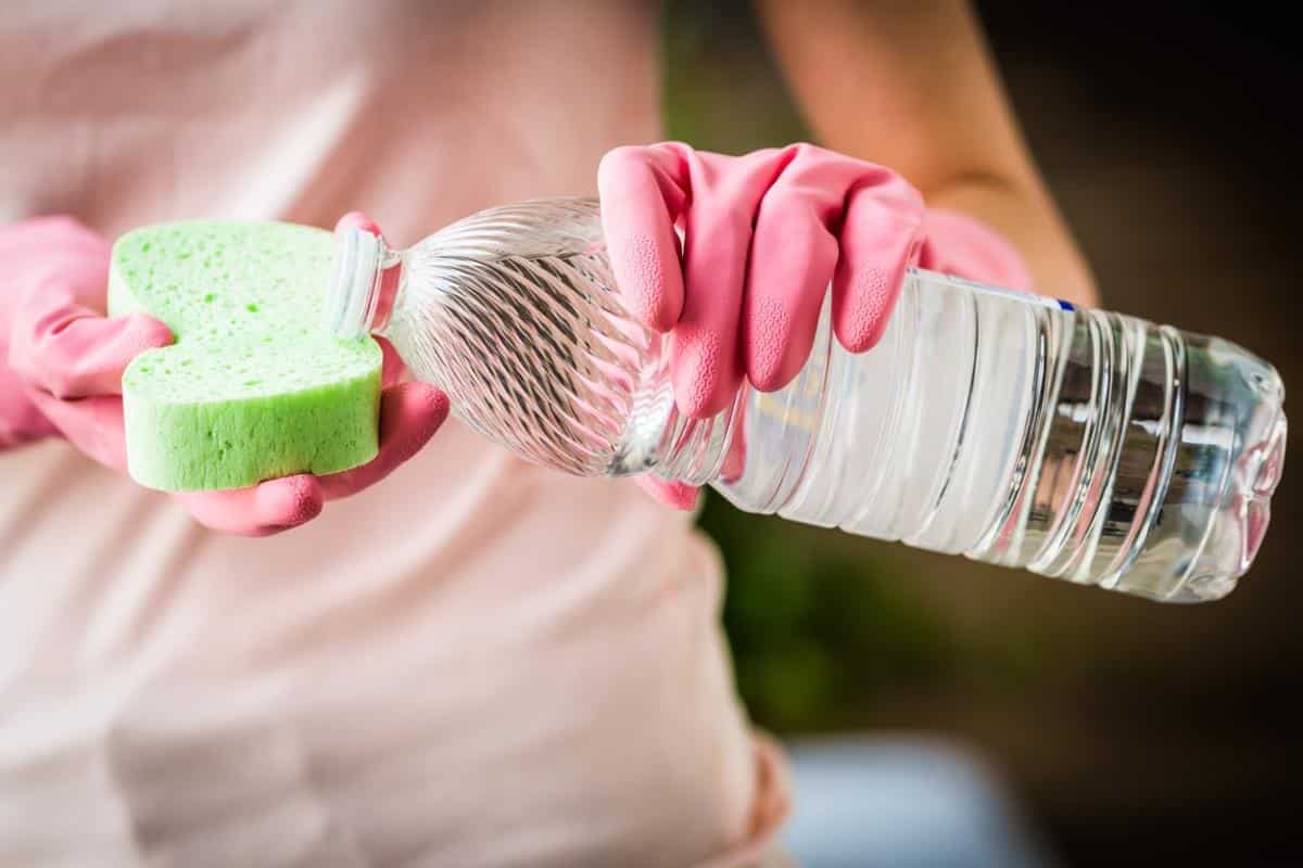 Savršeni kućni trikovi sa sirćetom i solju: Ova kombinacija će vam olakšati život!