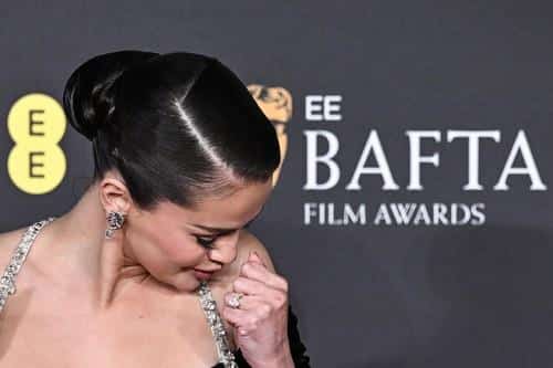 Grudi samo što ne ispadnu, a ona se smeška: Selena Gomez napravila pometnju na crvenom tepihu, nikad smelije izdanje slavne glumice (FOTO)