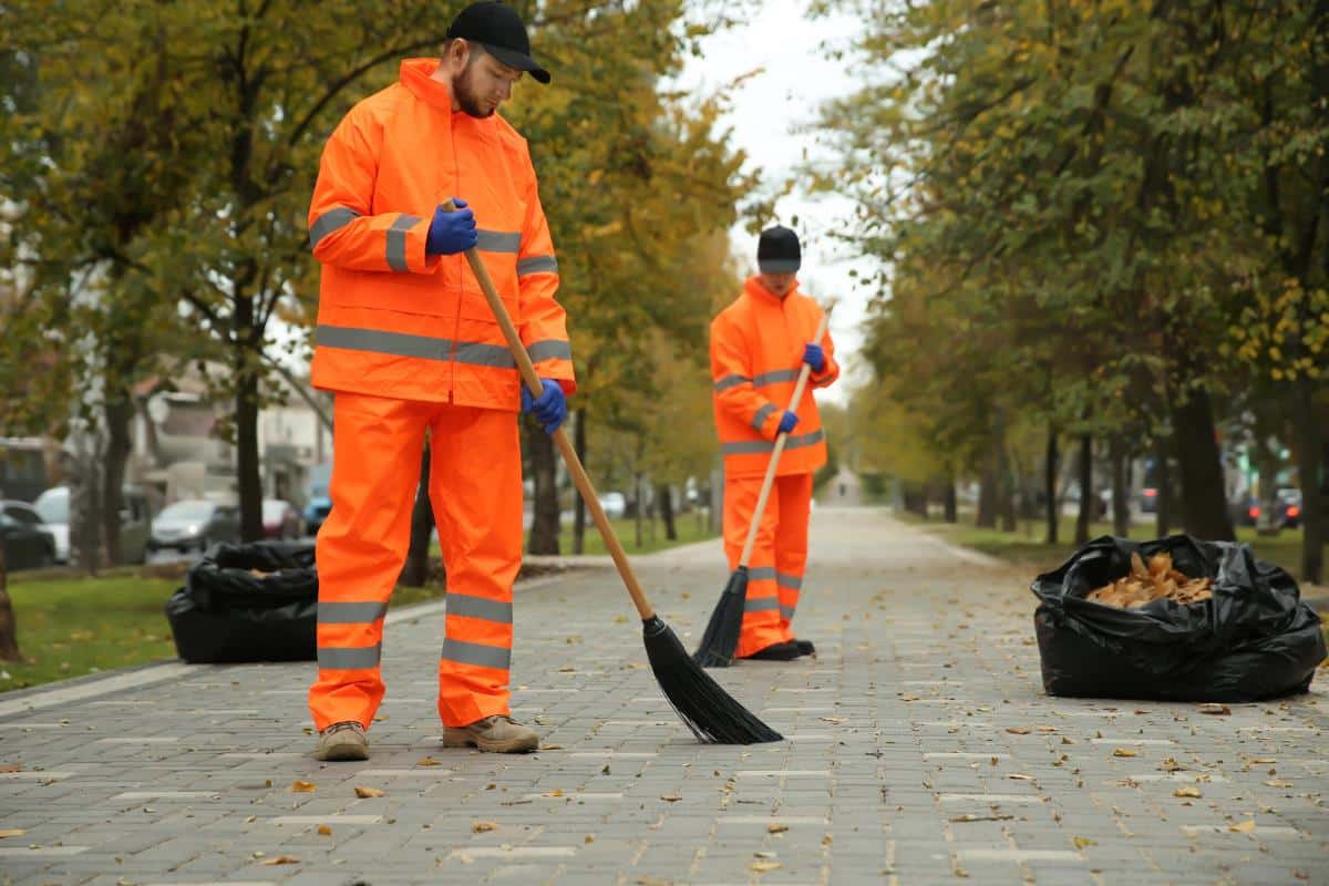 NE SPREČAVAJU IH NI KIŠA, NI HLADNOĆA, ONI ČISTE SVAKOG DANA: Radnici “Čistoće” u tri smene brinu o Novom Sadu