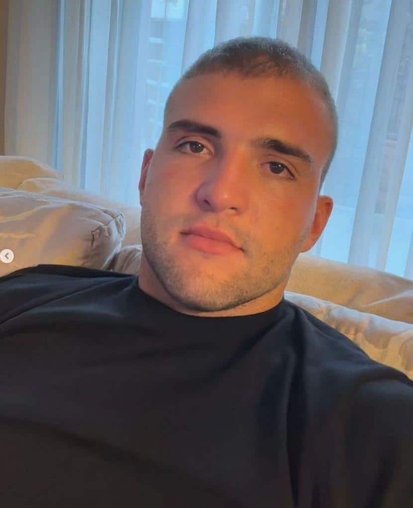 VELJKO RAŽNATOVIĆ UČI SINOVE OD MALIH NOGU DA BUDU POŠTENI I VREDNI! On u radnom odelu, a mališani se igraju sa radničkim kolicima, automobilima… (FOTO)