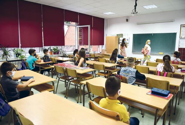 Danas sve škole treba da se izjasne o nadokandi časova! Na stolu 4 opcije, jedna je najizvesnija