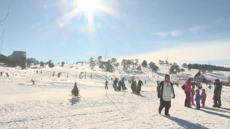 Proleće je na pragu, ali na ovoj planini ski-sezona i dalje traje: Zlatibor pun kao šibica i u martu, dok jedni šetaju drugi se sankaju i skijaju!