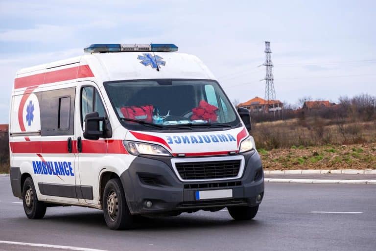 DEČAKU (16) ODSTRANJENA SLEZINA ZBOG OBILNOG KRVARENJA: Izboden u pekari u centru grada, posle operacije u Leskovcu, transportuju ga za Niš