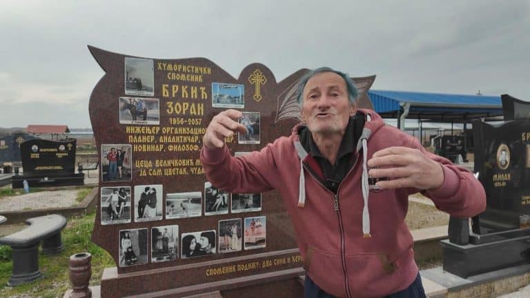 ZOKI NA NADGROBNI SPOMENIK STAVIO I SLIKU U KUPAĆEM?! I sve žene iz svog života! “Ljudi se smeju i krste kad prođu, ali meni to ne smeta” (FOTO)