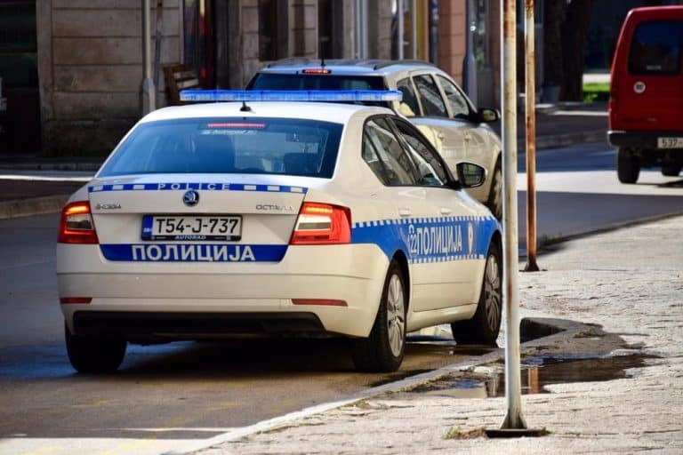 ŠEST OSOBA POVREĐENO U SUDARU U TUZLI: Među njima i maloletnici