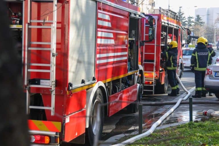 ZAPALJIVOM TEČNOŠĆU NAMERNO ZAPALIO “MERCEDES” Požar zahvatio još dva vozila, uhapšeni mladić se ovako branio na saslušanju