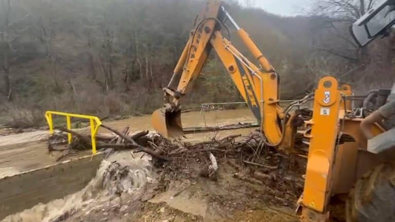 Teška mehanizacija odmah upućena na teren! Ogromna količina padavina alarmirala sve službe u Kladovu: Reka oštetila pristupni put (FOTO)