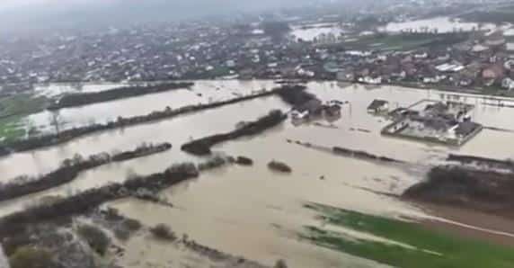 KATASTROFALNE POPLAVE U PRIJEDORU SNIMLJENE IZ VAZDUHA! Samo u jednom naselju potopljeno više od 200 kuća! Automobili plutaju po dvorištima! (FOTO/VIDEO)