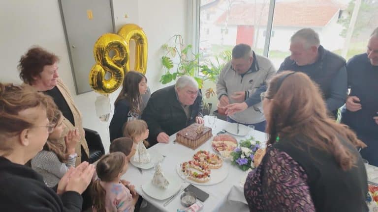 JEDINO BLAGO – SRCE PORODIČNO! Ratko za svoj 80. rođendan za jednom trpezom okipio svoju decu, unuke i praunuke – prelepa slika sa planine Maljen (FOTO)