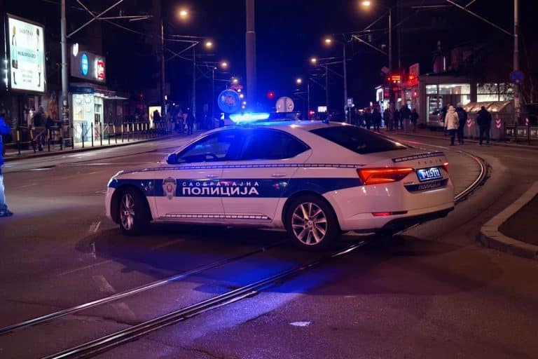 GRUPA MLADIĆA ISPALILA PITOTEHNIČKO SREDSTVO KOJE JE POVREDILO ŽENU NA TERASI Oglasio se MUP o incidentu u Novom Sadu