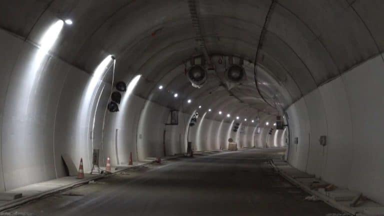 MAŠINE RADE PUNOM PAROM! Završetak Miloša Velikog sve bliži, počelo asfaltiranje u tunelu Munjino brdo (FOTO)