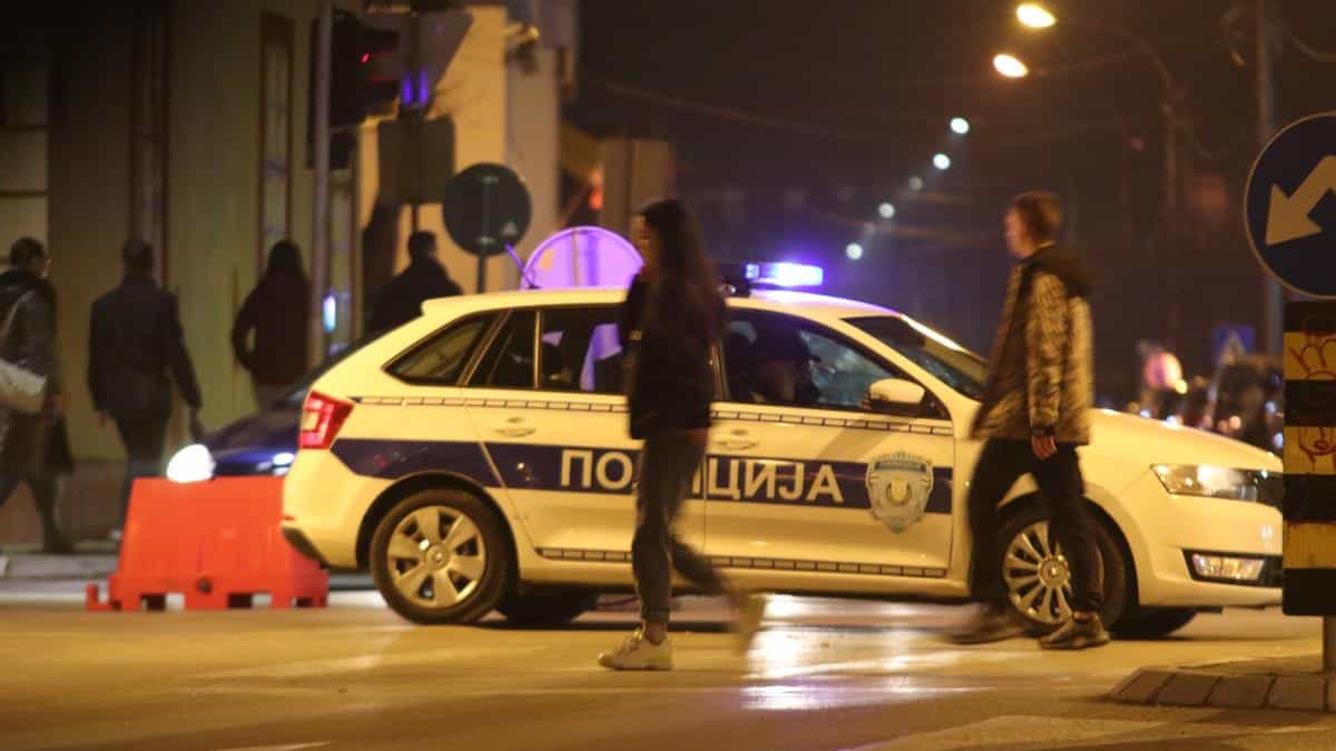SUDAR AUTOBUSA I AUTOMOBILA KOD VRDNIKA Treće vozilo sletelo s puta izbegavajući nesreću (FOTO)