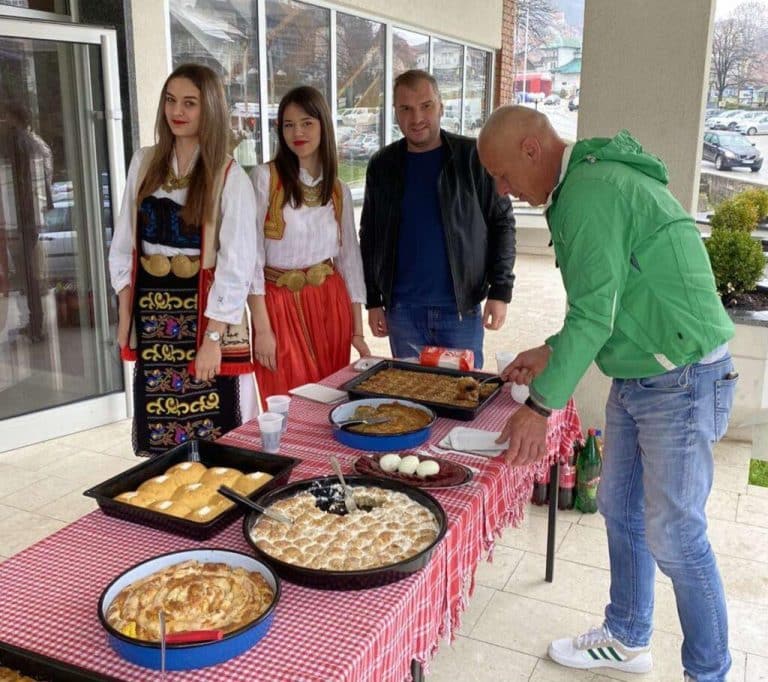 BAKLAVE, MANTIJE, TULUMBE, URMAŠICE, IZOBILJE NA STOLU: Tradicionalna Bajramska sofra povodom velikog islamskog praznika upriličena na Zlataru (FOTO)
