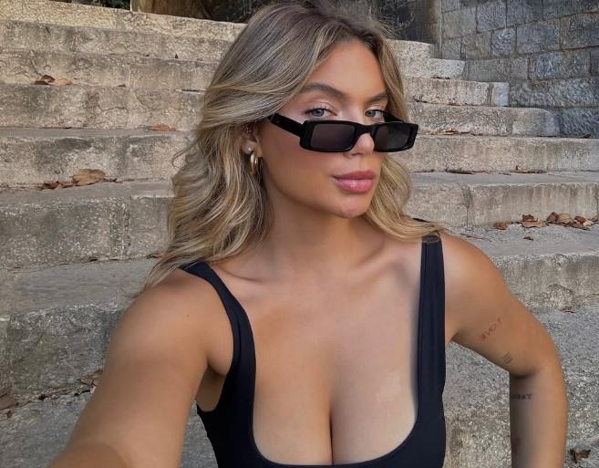 OVA ZANOSNA PLAVUŠA ZAVELA JE JEDNOG OD NAJVEĆIH TALENATA U SVETU FUDBALA! Zbog njenih vrelih fotki muškarci padaju u trans i ostaju bez teksta! (FOTO)